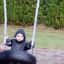 Dítě na 1+2 multiple swing v parku.