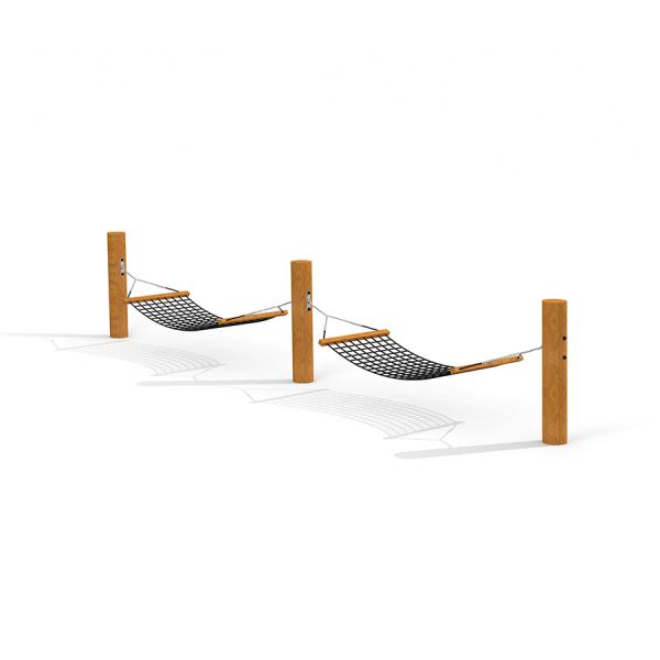 Double Hammock s dřevěnými sloupky a černou sítí.
