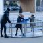 Wheelchair Accessible Merry-go-round (2-person) herní vybavení s kovovými zábradlími a modrými sedadly