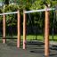 Double Swing Robinia (BNS 120) dřevěná sestava houpaček na hřiště se čtyřmi kulatými houpačkami z pneumatik na řetězech
