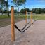 Venkovní Battle Rope Workout Set s dřevěnými sloupky v parku.