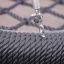 Detailní záběr na Bird Nest Single Swing (BNS 120 cm) s detaily řetězu a lana.