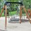 Bird Nest Single Swing (BNS 120 cm) na dětském hřišti.