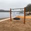 Bird Nest Single Swing Nature (BNS 120 cm) instalované na písečné pláži u jezera.