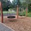 Dvojitá houpačka Robinia Nature 1 + 2 (BNS 120 cm) v prostoru hřiště.