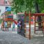 Děti si hrají na Bird Nest Swing with Tower (BNS 120 cm) single slide na hřišti.