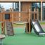 Hrací domek Mini Play II pro děti s dřevěnou lezeckou stěnou a skluzavkou na hřišti.