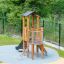 Pixie Modern Nature wooden playhouse with slide na hřišti s lezeckým žebříkem a bezpečnostní sítí