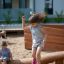 Děti si hrají na hřištním vybavení Ramp venku.