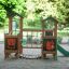 Forest Treehouse playhouse with slide na pískovém hřišti obklopeném zelení