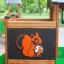Forest Treehouse playhouse with slide s dřevěnými panely a dekorací veverky na hřišti