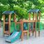 Forest Treehouse playhouse with slide vyrobené ze dřeva a se zelenými akcenty v prostředí venkovního hřiště