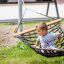 Dítě sedící venku v Double Hammock (Metal).