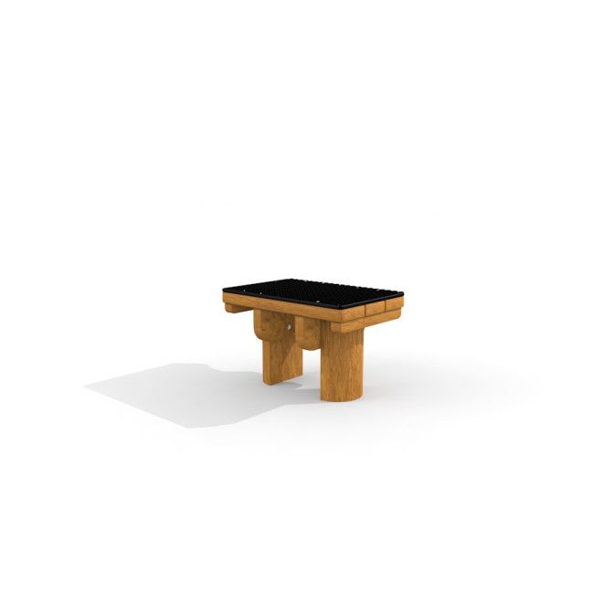 Fitness Step (Wooden) Low vybavení dětského hřiště s černým texturovaným povrchem a pevnými dřevěnými nohami.