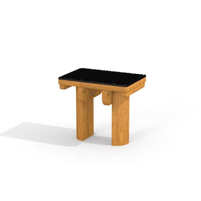Fitness Step (Wooden) High stupňovací plošina pro dětské hřiště s texturovaným černým povrchem a dřevěnými nohami.