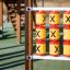 Tic Tac Toe hřištní hra se žlutými a červenými otáčivými válci zobrazujícími X.