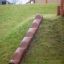 Wooden Stair lezecký prvek hřiště instalovaný na travnatém kopci