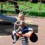 Pružinové houpadlo Bike rocking na hřišti s dřevěným sedátkem a kovovými madly