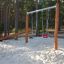 Nature Double Swing umístěné v lesním hřišti.