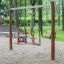Nature Double Swing v zalesněné části hřiště.
