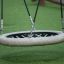 Detail houpačky Single Swing s lanovou pneumatikou na hřišti.