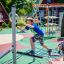 Děti si hrají na herních prvcích Starfish steel structure na hřišti