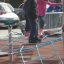 Děti si hrají na hřišťovém vybavení Starfish steel structure.