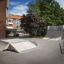 Vysoká Quarter-Pipe a další skateboardové rampy v obytné oblasti.