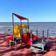 All Accessible Mars Playground červená a žlutá inkluzivní herní konstrukce u moře