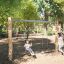 Nature Swing Eco v lesním hřišti určeném pro děti.