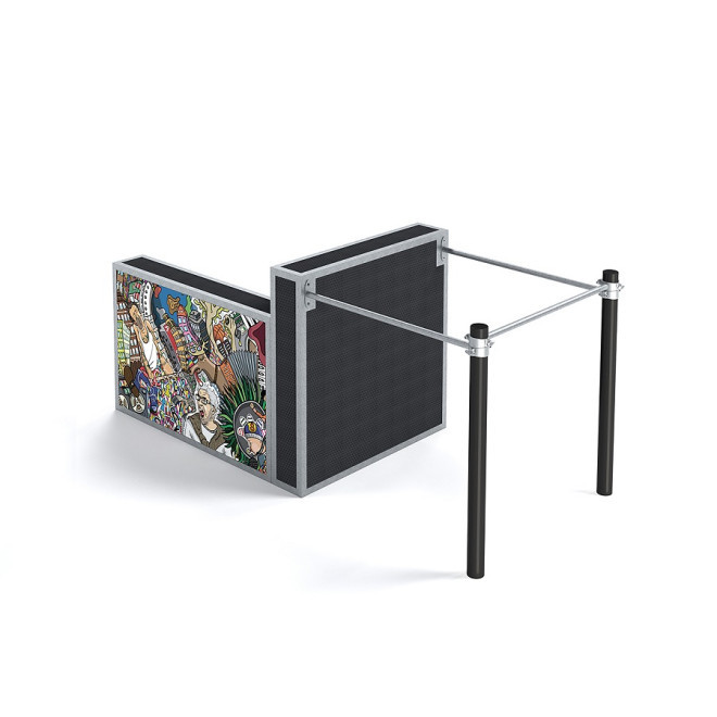 Small parkour set I s barevnou graffiti stěnou a kovovými tyčemi na skákání a lezení