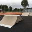 Skateboardová rampa Double Quarter-Pipe ve venkovním skateparku.