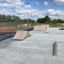Skatepark s Spine-Ramp a dalšími skateboardovými prvky.