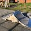 Venkovní rampová plošina pro Spine- Ramp umístěná na hřišti.