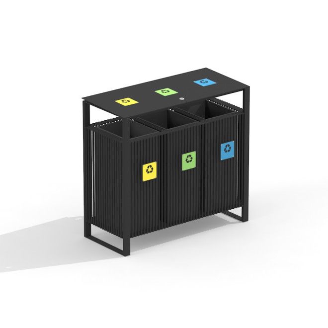 Black recycling bin se třemi samostatnými přihrádkami pro třídění odpadu na hřišti.