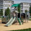 Fortress with a slide herní vybavení hřiště s dětmi hrajícími si venku v obytné oblasti
