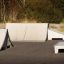 Betonové rampy a plošiny skateparkového vybavení Walk Box ve venkovním prostředí.