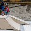 Jízda na skateboardu na Skate Bank II rampě.