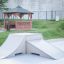 Skate ramp v parku vedle dřevěného altánu.