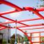 Cross Climber steel structure na hřišti s červenými tyčemi