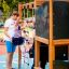 Děti si hrají na hřištním vybavení Climbing Kiosk Nature.