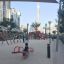 Děti si hrají na červeném Double Seesaw na moderním městském hřišti.
