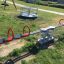 Double Seesaw na hřišti s červenými madly a černými sedadly