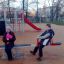 Děti si hrají na Double Seesaw na hřišti.