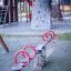 Double Seesaw na hřišti s lezeckou konstrukcí v pozadí