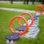 Double Seesaw na hřišti s červenými madly a pružinovou základnou.