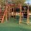 Venkovní herní vybavení Square Play Nature s dřevěnými konstrukcemi a lezeckými prvky.