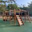 Square Play Nature dřevěné hřiště se skluzavkami, lezeckými prvky a tunely pro děti.