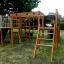 Square Play Nature herní konstrukce s žebříky a skluzavkou v obytné zahradě.