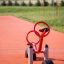 Červené SeeSaw hřišťové vybavení na venkovním gumovém povrchu.